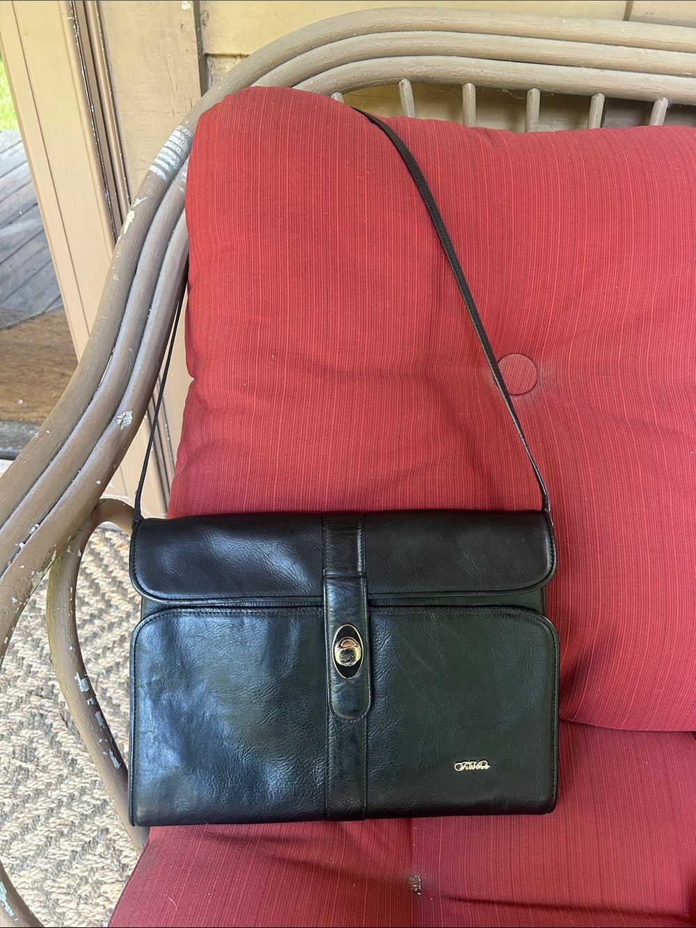 Tre Vero Black Leather Shoulder Bag with Turn-Lock Closure